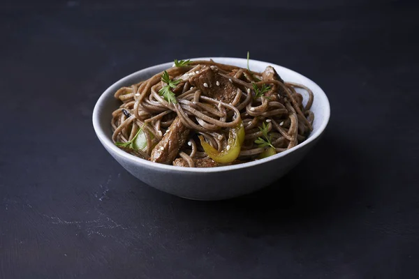 Stekt fläsk med soba i asiatisk stil — Stockfoto