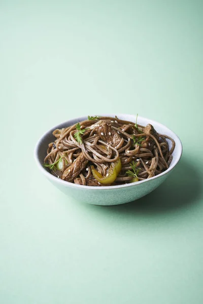 Stekt fläsk med soba i asiatisk stil — Stockfoto