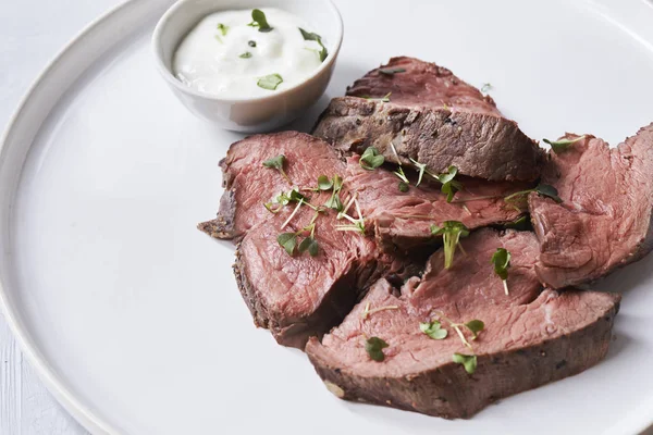 Plate with sliced medium rare roast beef — Stock Photo, Image