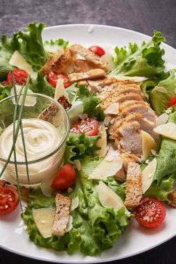 Soslu tavuk salatası.