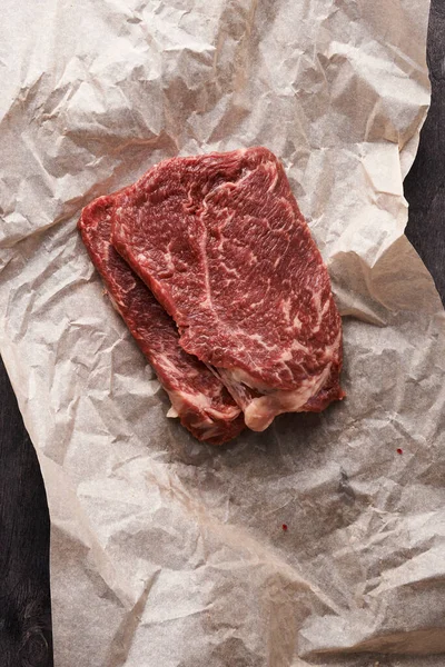 Frisches Rindfleisch in Packpapier — Stockfoto
