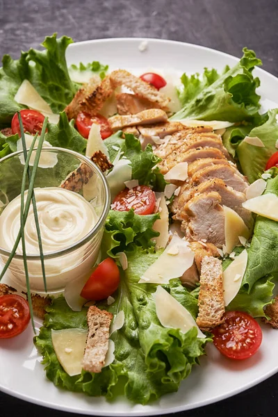 Salada de frango com molho — Fotografia de Stock