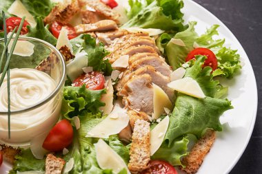 Soslu tavuk salatası.