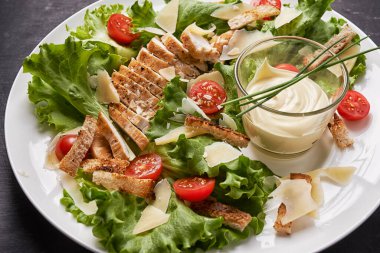 Soslu tavuk salatası.