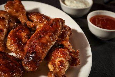 Kızarmış tavuk kanadı. 