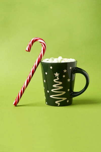 Tema natalizio. bastoncino di caramelle e tazza — Foto Stock