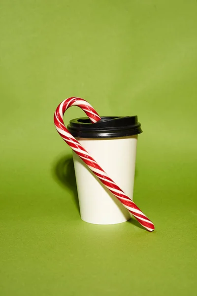 Pappbecher und Weihnachtsbonbons. — Stockfoto