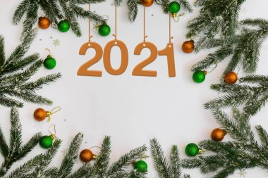 Yeni yıl düzlemi 2021 rakamları ile ortasında balonlar ve Noel ağacı dalları ile
