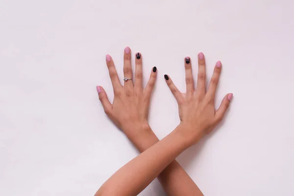 Manos de una chica blanca con manicura sobre un fondo blanco — Foto de Stock