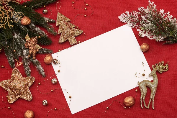 Foglio per l'iscrizione o per Natale su sfondo di tessuto rosso — Foto Stock