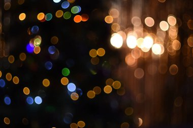 Altın ve koyu yeşil arka planda parlak çok renkli bokeh ışıkları olan arkaplan 