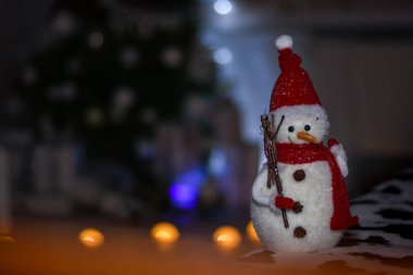 Arka planda küçük bir kardan adam resmi.