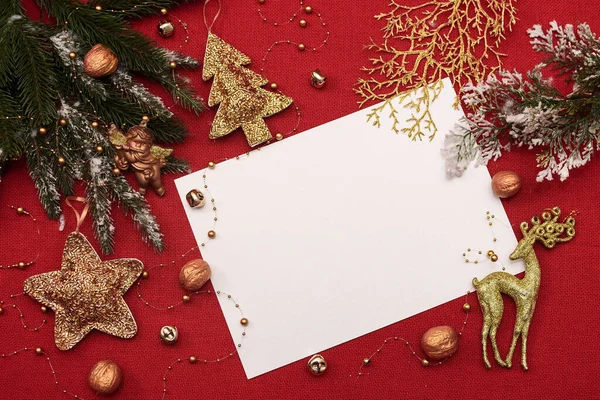 Foglio di lettering di Natale su sfondo tessuto rosso con attributi — Foto Stock