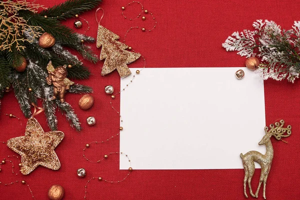 Layout di Natale e bianco foglio di lettering bianco con accessori in oro su sfondo tessuto rosso — Foto Stock