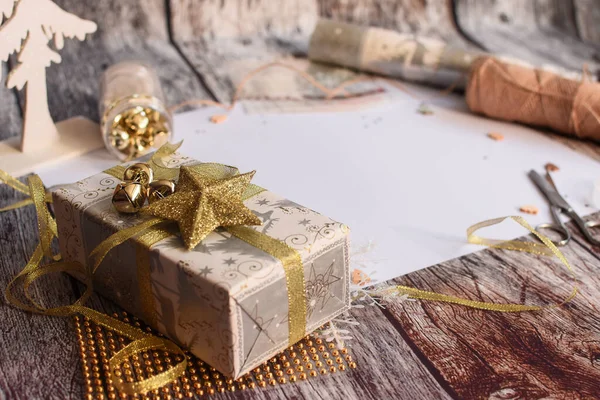 Natale, cornice di Capodanno con regali su uno sfondo di legno. La vista dall'alto. — Foto Stock