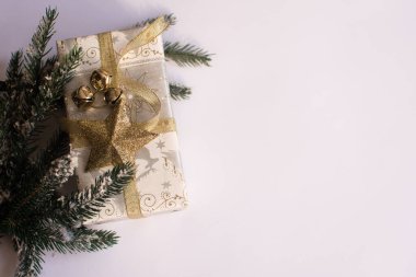 Yeni yıl kompozisyonu. Noel hediyesi, çam, beyaz arka planda..