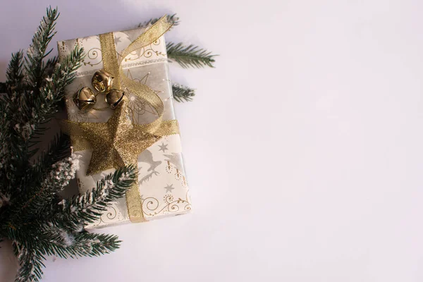 Composizione di anno nuovo. Regalo di Natale, pino, su sfondo bianco. — Foto Stock
