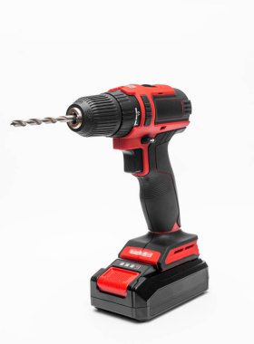 Beyaz arkaplanda matkabı olan bir tornavida.