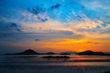 Arka plan ateş güzel günbatımı üzerinde dağ deniz ve siluet twilight saat geniş