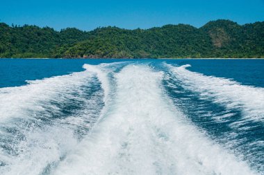 gün içerisinde sürat teknesi arkasında su akışını görüntülemek