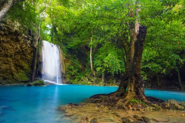 Erawan şelale çevre ile büyük ağaç ve Zümrüt su Kanchanaburi, Tayland