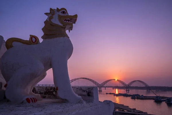 Lejonet Statyn Nära Yadanarbon Bridge Solnedgången Över Floden Irrawaddy Moderna — Stockfoto