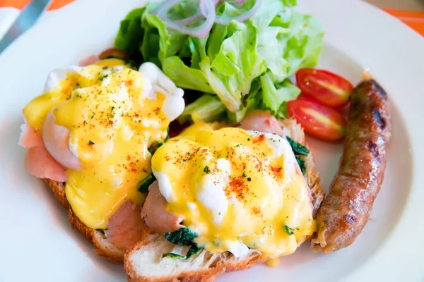 Egg Benedict Smoked Salmon Sauce Green Salad Vegetable Grill Hot — Stock Photo, Image