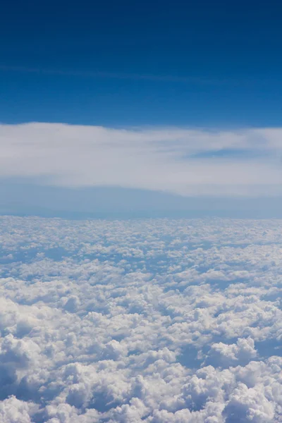 Над Хмарним Градієнтом Лише Блакитне Небо — стокове фото