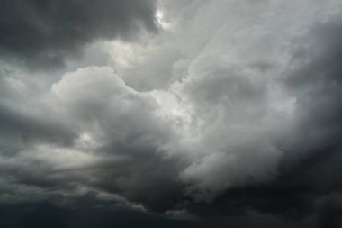 Bulutlu fırtınalı siyah beyaz dramatik gökyüzü arka plan