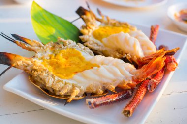 Baharatlı deniz ürünleri sos inwhite disk ile nehir dev karides ızgara.