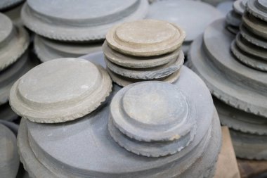 Kyauk pyin taş levha ile Thanaka, Birmanya insanlar için popüler kullanmak için geleneksel kozmetik için yığını