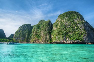 Rock Adaları, yalnız tekne ve kristal tropikal peyzaj Phi Phi Adası'nda Krabi temizleyin