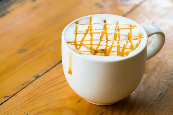 Sıcak Macchiato Kahve Karamel Ahşap Masa Üzerinde Beyaz Kupası Ile — Stok fotoğraf