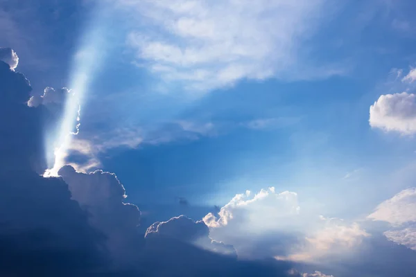 Dramatische Wolkenuntergangszeit Mit Sonnenstrahlen Sonnenstrahlen Himmel — Stockfoto