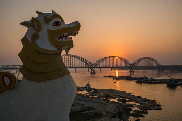 Estatua León Cerca Del Puente Yadanarbon Atardecer Sobre Río Ayeyarwady —  Fotos de Stock