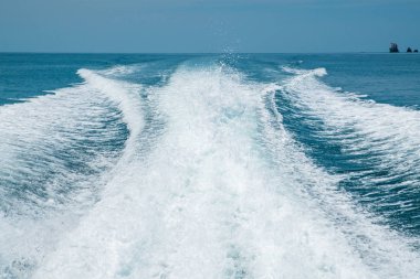 gün içerisinde sürat teknesi arkasında su akışını görüntülemek