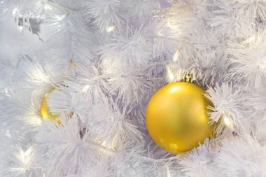 disko topu yakın çekim süslenmiş Noel ağacı üzerinde bulanık, parlak peri arka plan.