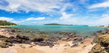 Manzara kum ve kaya Plajı deniz ve mavi gökyüzü '
