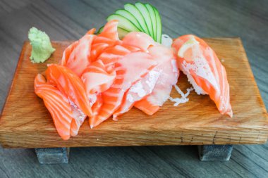 Somon çiğ sashimi ahşap masa Japon geleneksel çanak üzerinde. Kapandı.