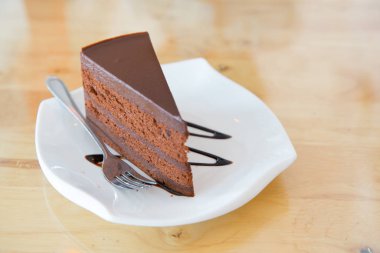 Lezzetli çikolatalı kek tabakta servis masada, yakın çekim