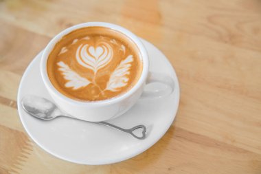 Ahşap masa, Vintage latte sanat kahve sıcak süt latte sanat kahve