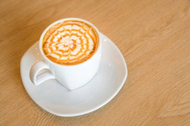 Sıcak karamel macchiato ahşap tablo, üstten görünüm