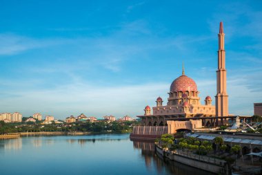 Putrajaya Putra Camii veya pembe mescit mavi gökyüzü, Malezya ile sabah saatinde.