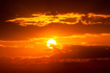 Sun ray aşağı gitmek ve dramatik turuncu bulut günbatımı, alacakaranlık gökyüzü sırasında şaşırtıcı