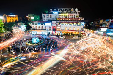 Hanoi, Vietnam - 21 Mayıs 2016: İnsanlar ve araçlar