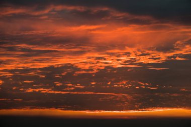 Alacakaranlık renkli gökyüzü güneş ışığı ile Parlatıcı arkasında arka plan