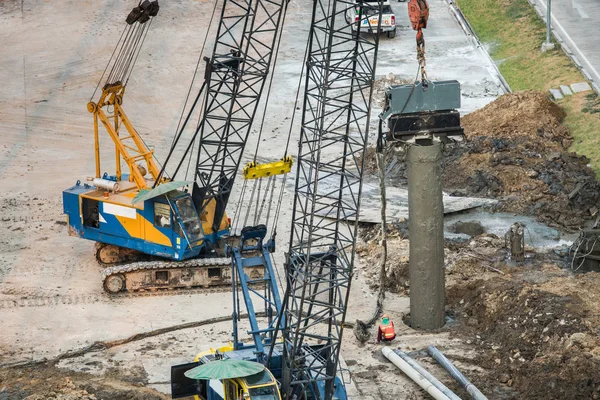 Trabajador Supervisa Plataformas Perforación Tierra Sitio Construcción — Foto de Stock