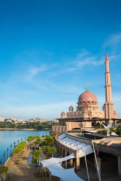 Mesquita Putra Masjid Rosa Putrajaya Durante Manhã Com Céu Azul — Fotografia de Stock