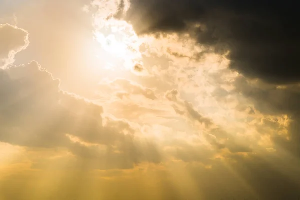 Solen Strålar Igenom Molnen Som Dramatisk Explosion Power Natur Bakgrund — Stockfoto