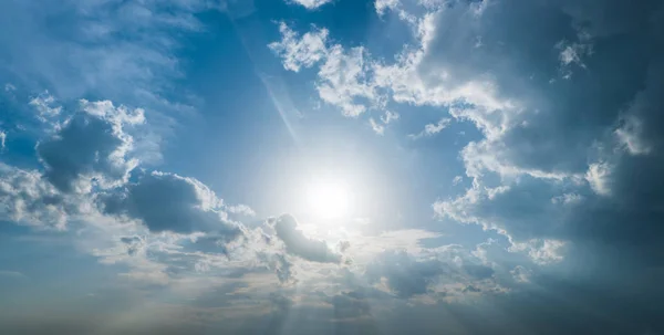Rayos Sol Través Las Nubes Como Una Explosión Dramática Fondo —  Fotos de Stock